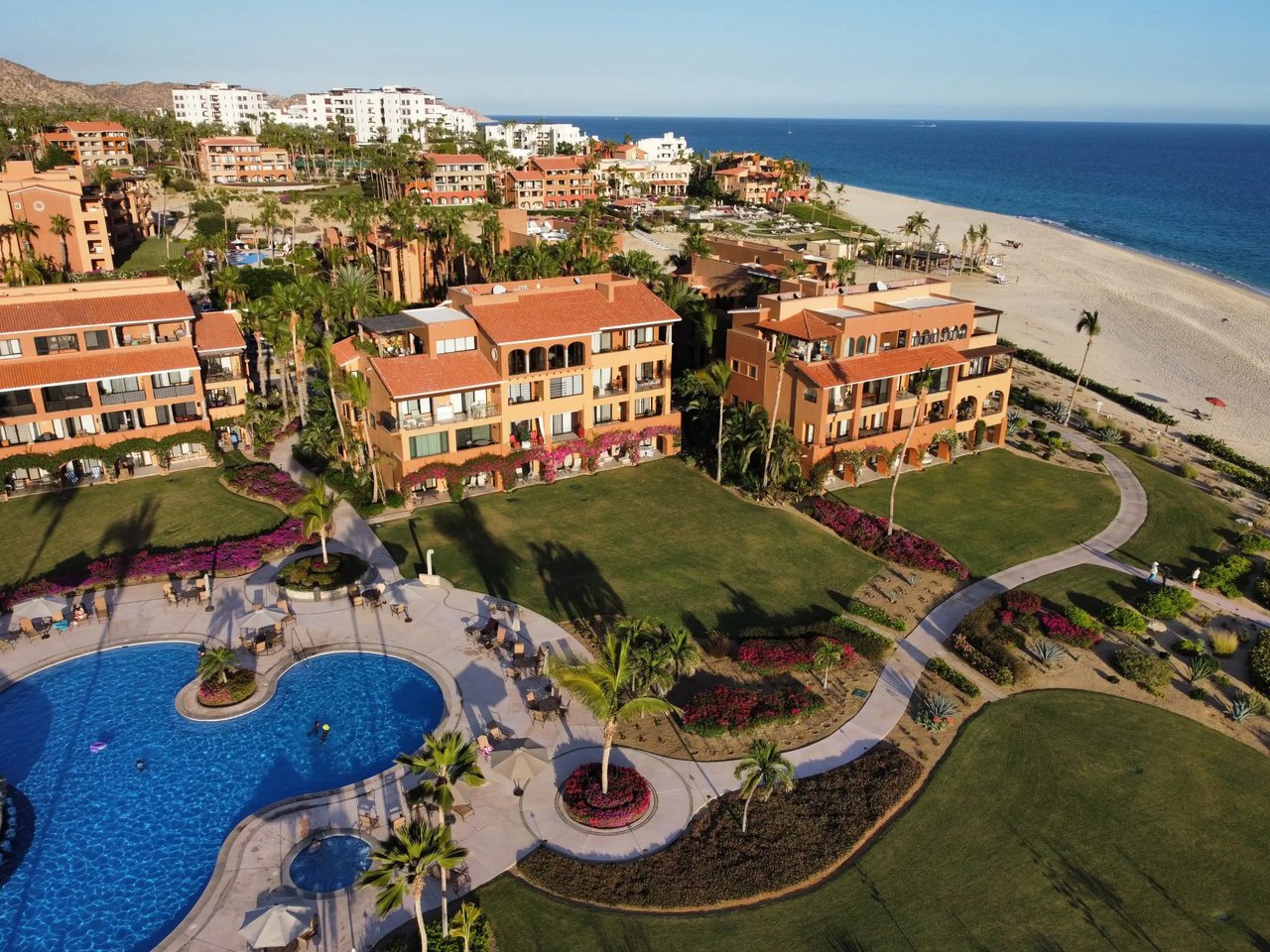 Golf estates and resort-branded residences in Chileno Bay with premium amenities, privacy, and luxury finishes
