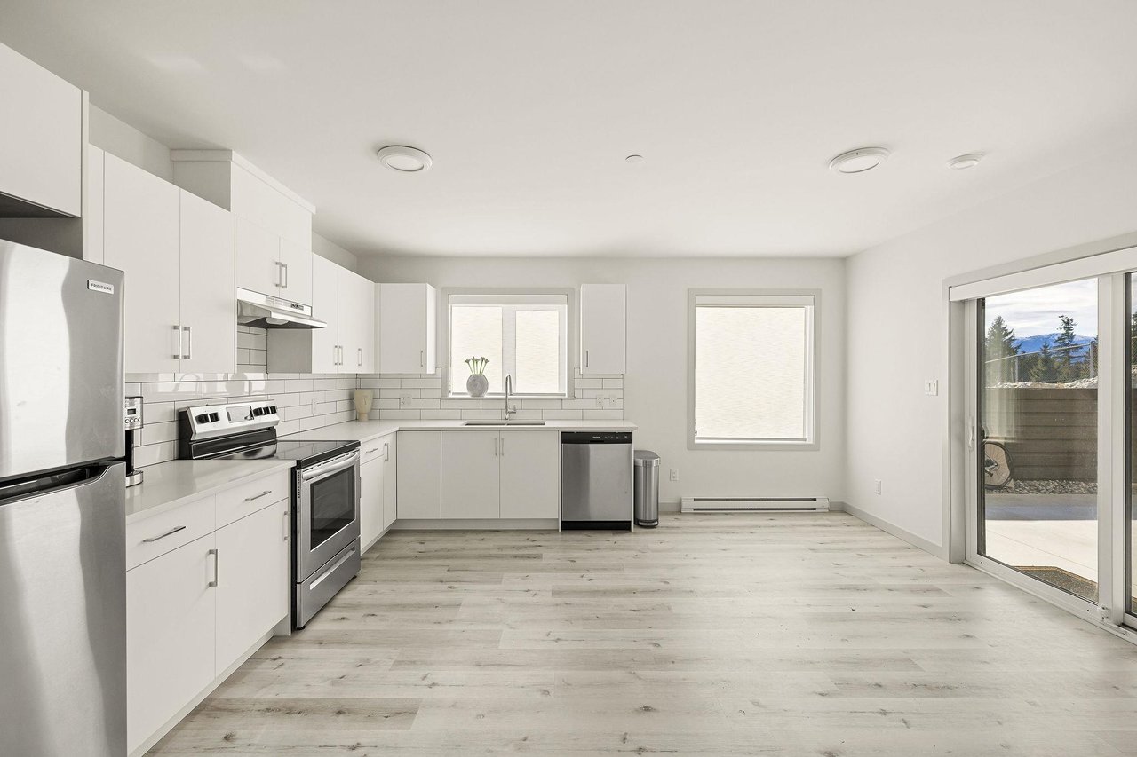 27-3385 Mamquam Rd