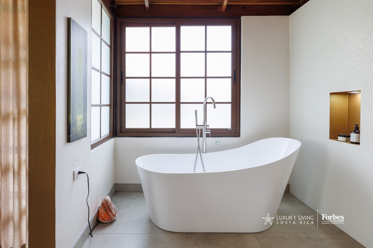 21476 - House: Balinese-Inspired Luxury Home for Sale in Atenas