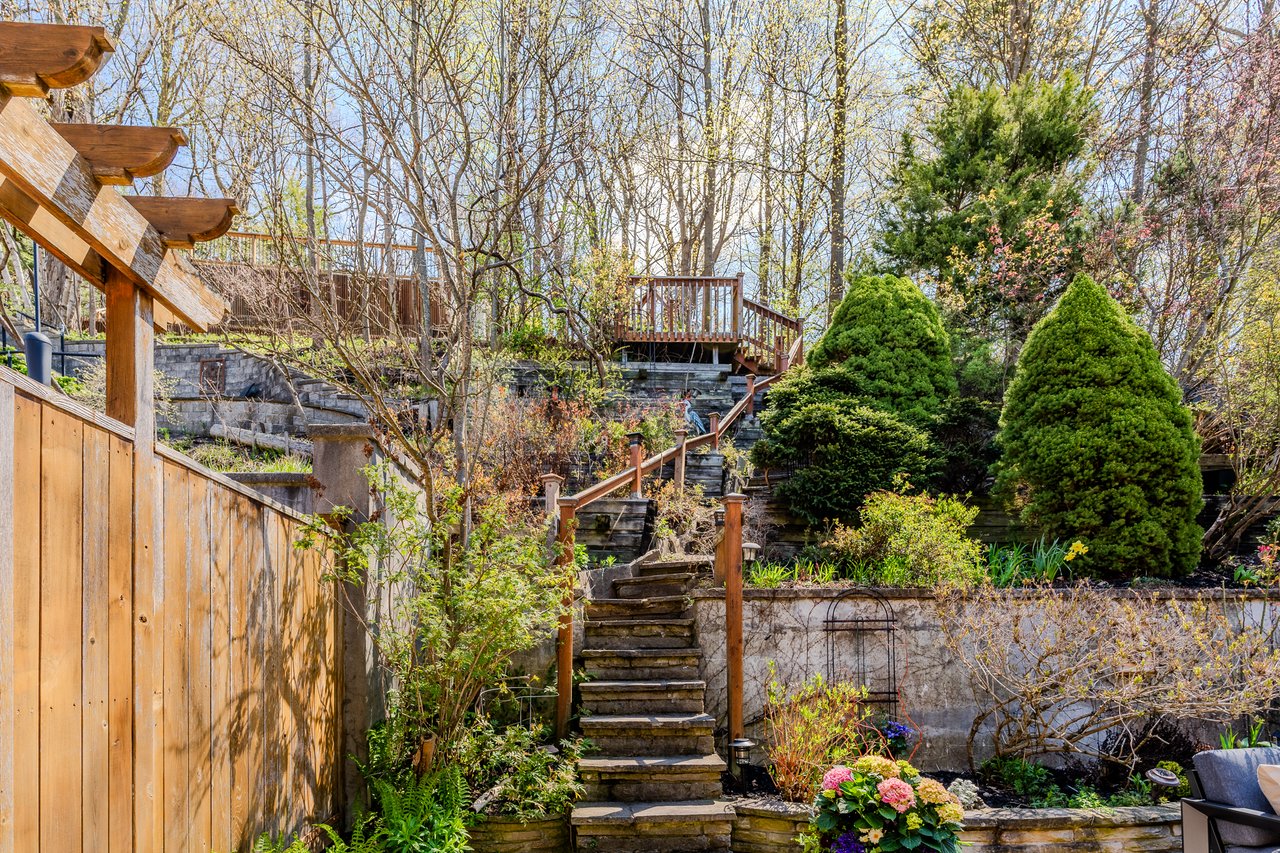 31 Fallingbrook Dr
