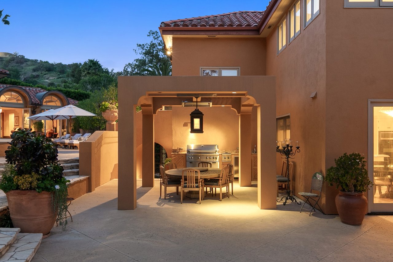 2719 Benedict Canyon Drive