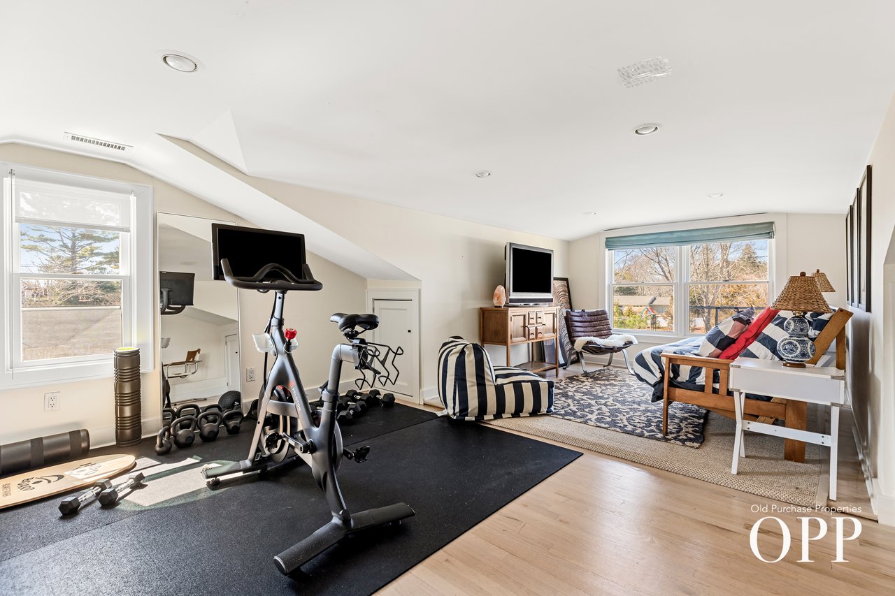 A Turnkey Mid-Century, Effortlessly Located in Bellport Village