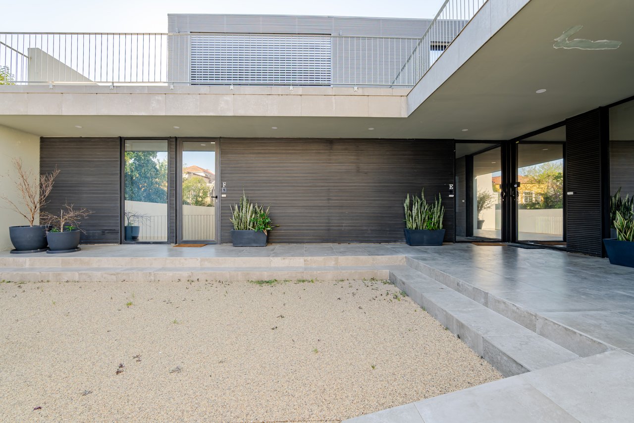 Modern 2-Bedroom Apartment with Expansive Private Terrace & Sort-term Rental (AL) License in Central Porto