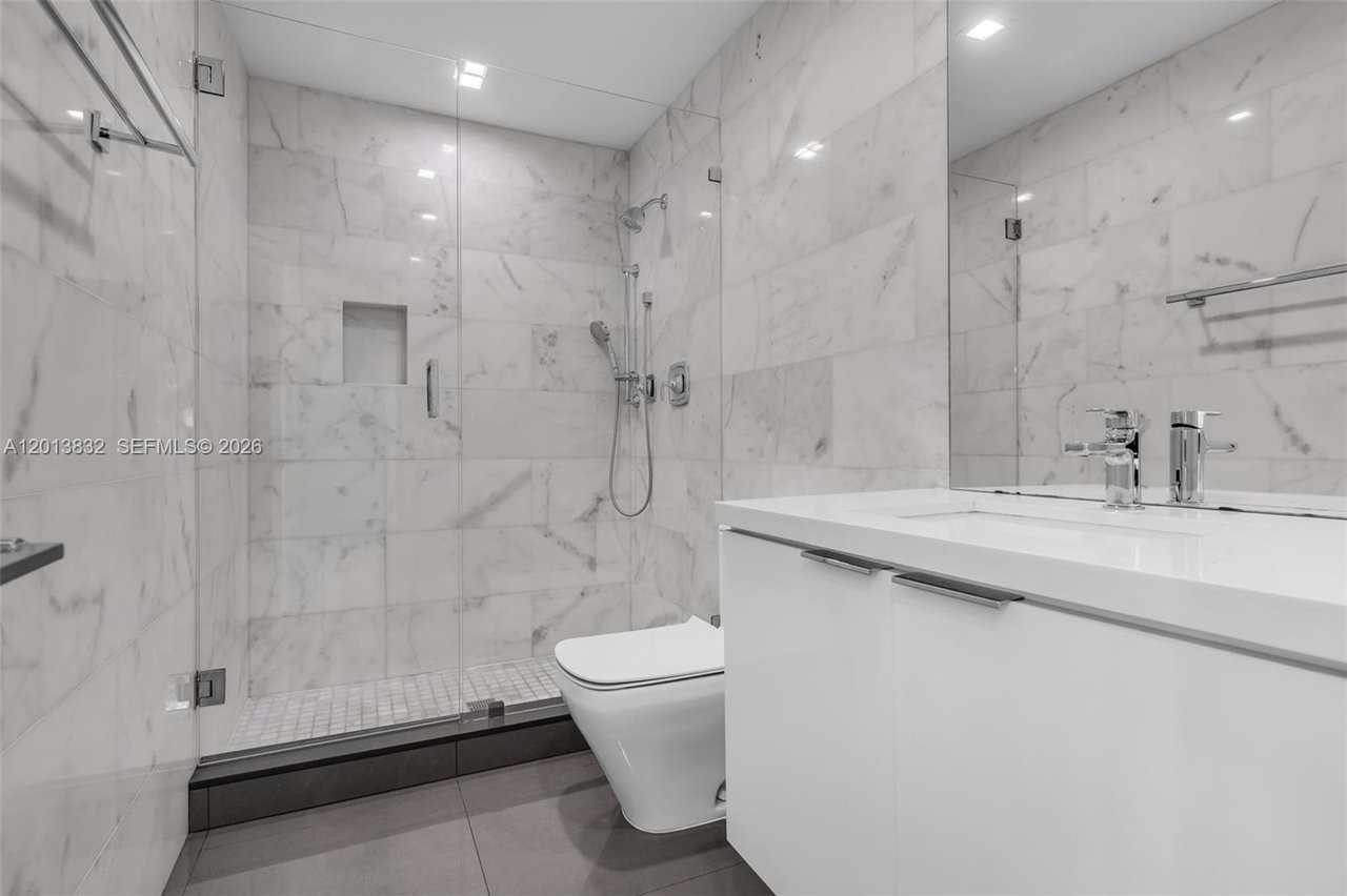 3112-village-green-miami-fl-pool-home-for-sale-bathroom