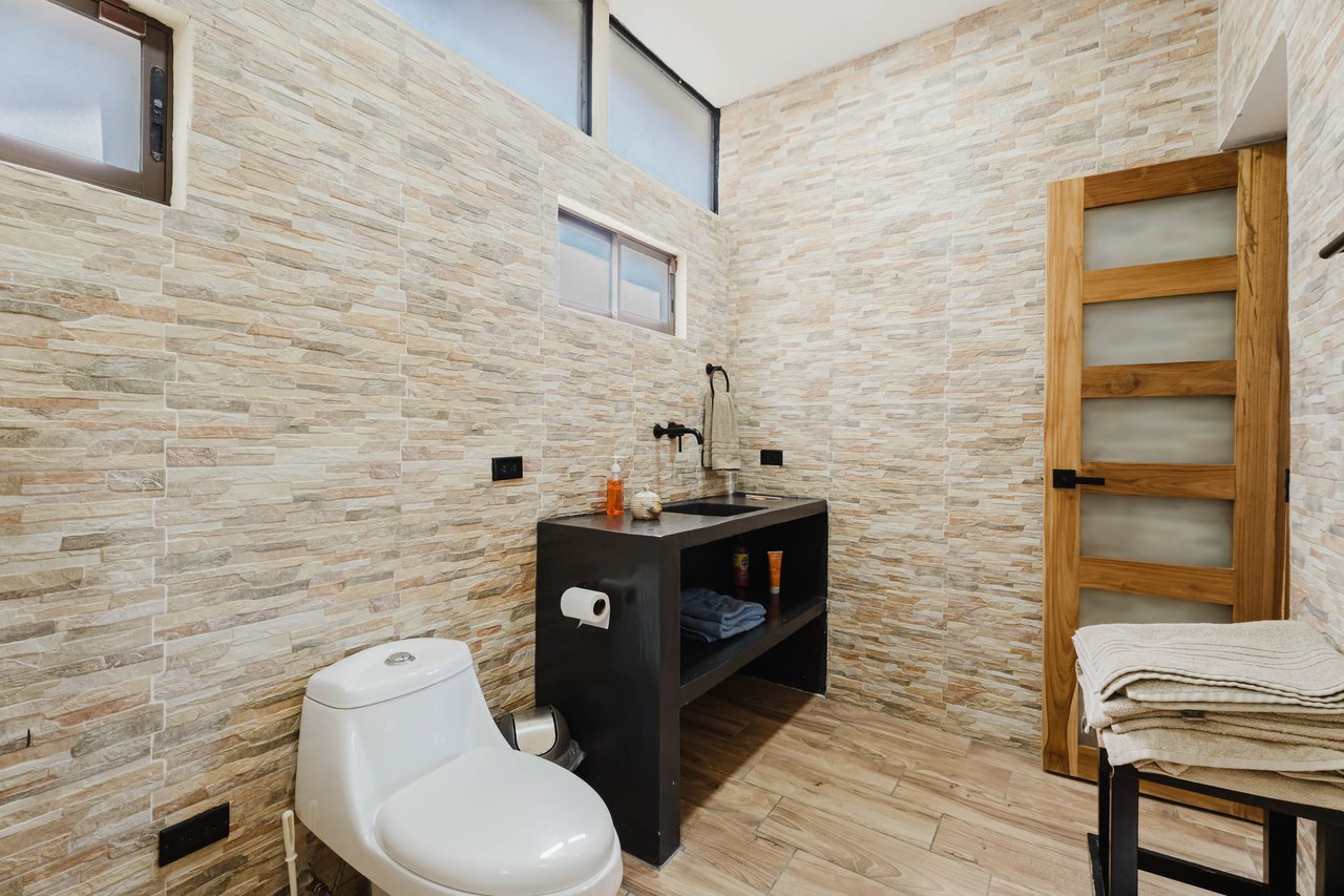 Casa Iguana - Fully Renovated Home Minutes from Marina Pez Vela 