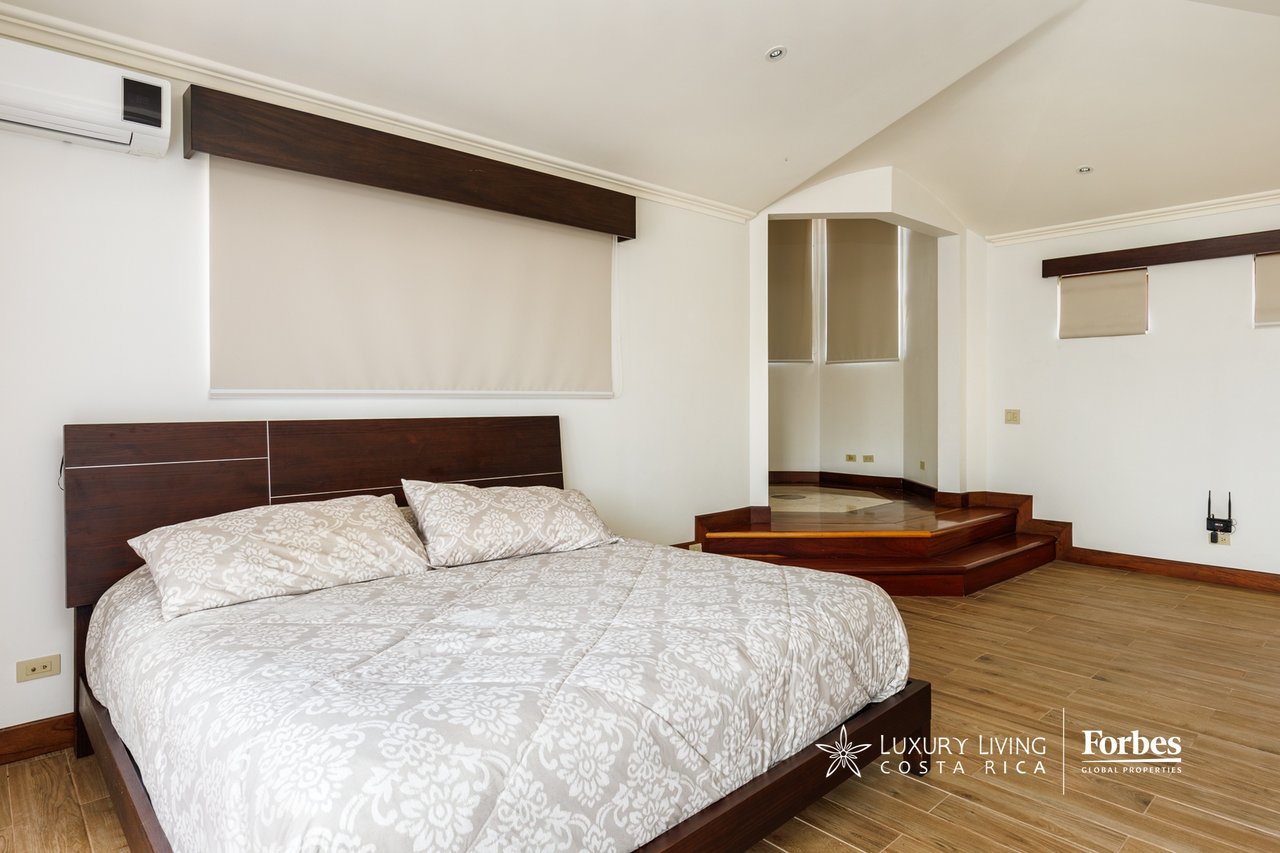 20336 - Luxury 5-bedroom home with an office and terrace in Cerro Alto, Escazú