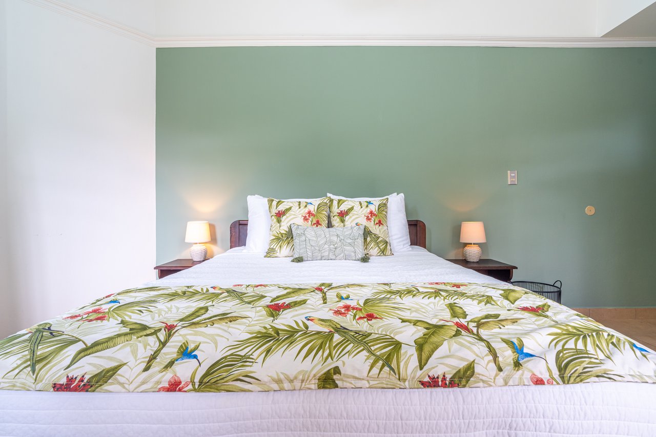 Casa Luna, 3bed /3bath Private Oasis, Convenient Location