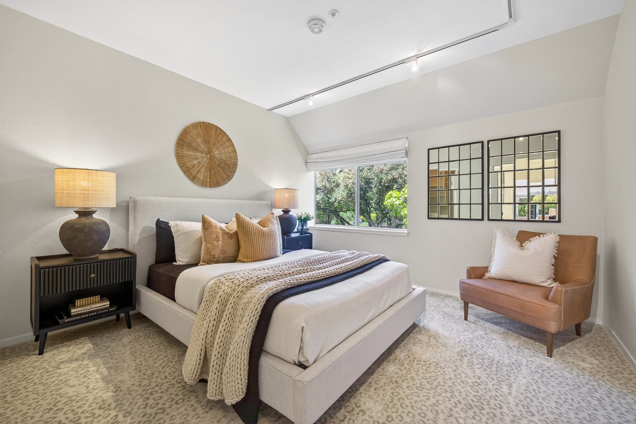 Luxurious End Unit in Point Tiburon