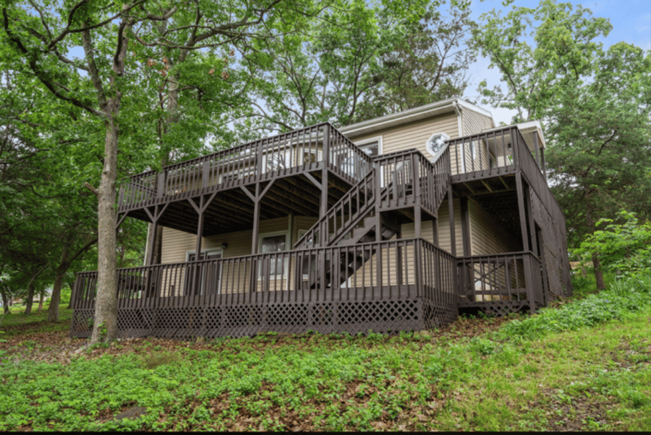 A Rare Walk-to-Water Table Rock Lake Home in Reeds Spring, Missouri