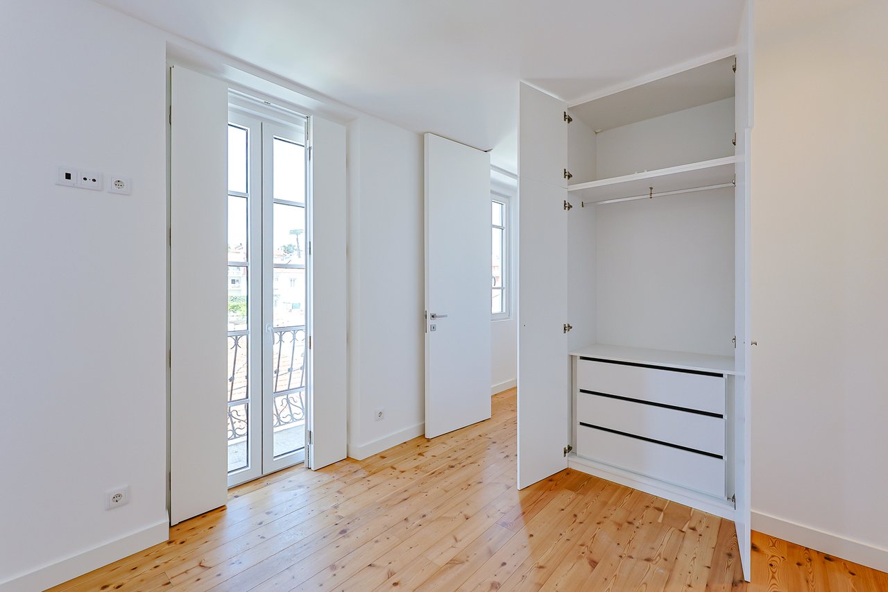 3 Bedroom Duplex with Sea View, Balcony & Private Lift in Monte Estoril