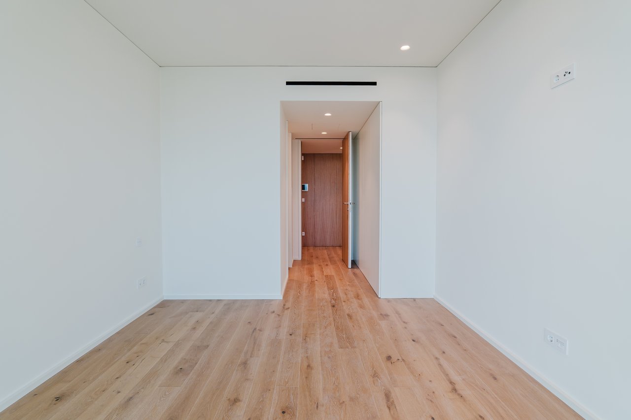 Elegant 3-Bedroom Sea-View Apartment with Large Terrace & Rooftop Pool in Vila Nova de Gaia