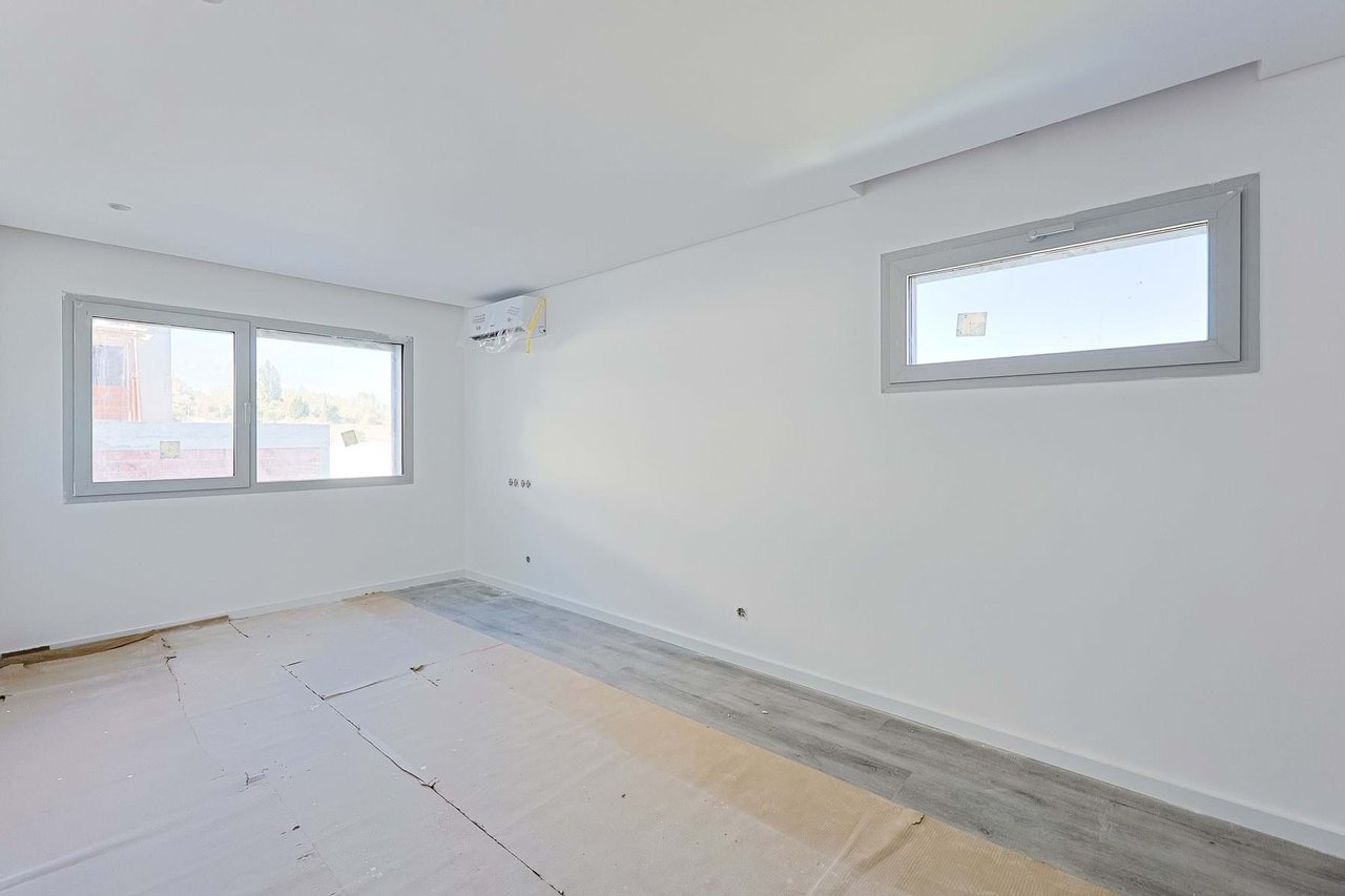 Modern 3-Bedroom Apartment in Camarate, Loures