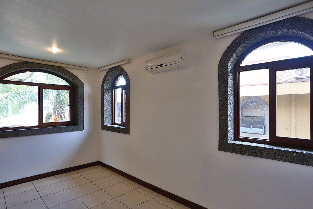 Spacious Terrace Gated Townhome, Heredia