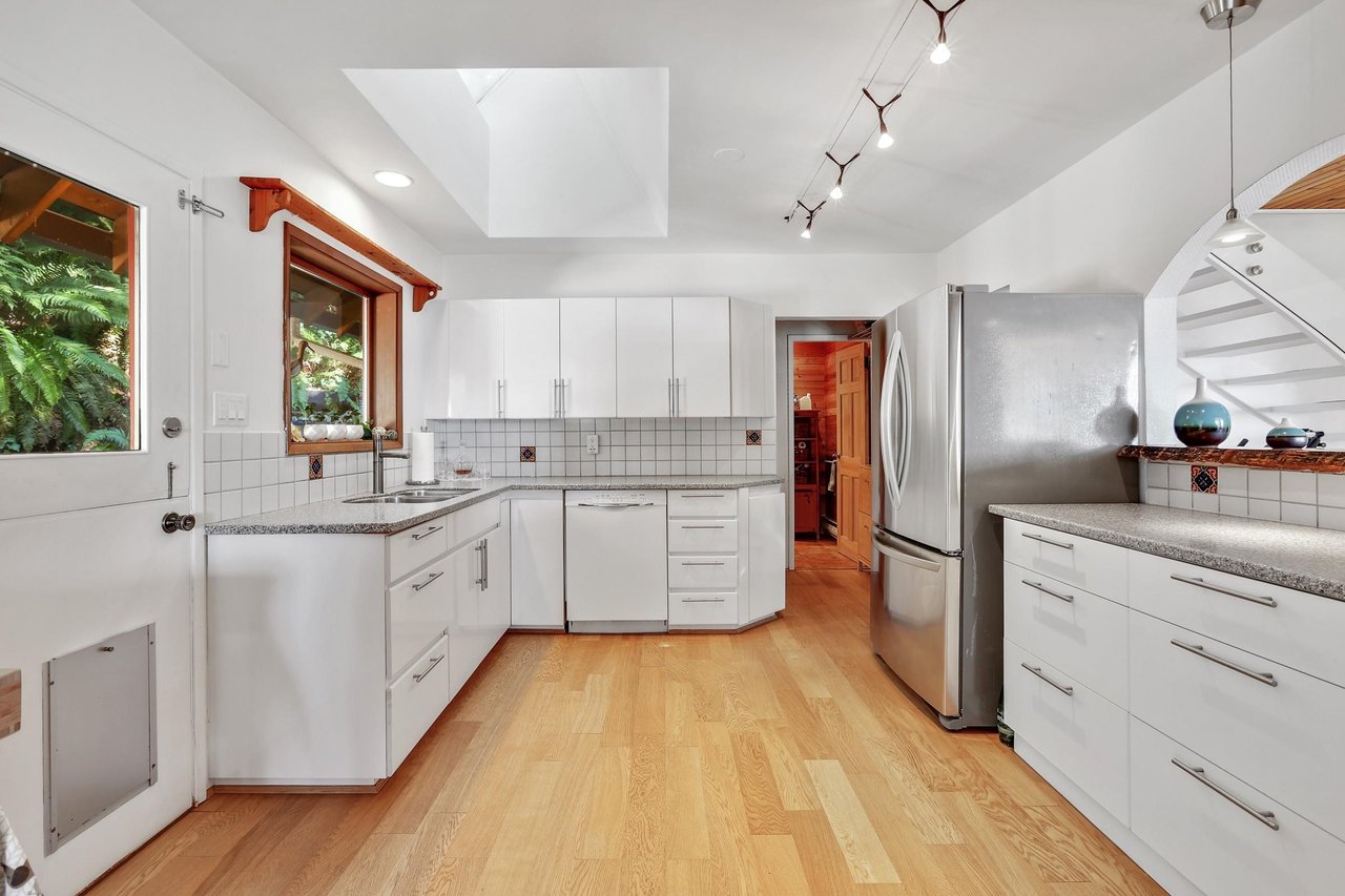 325 Bayview Pl