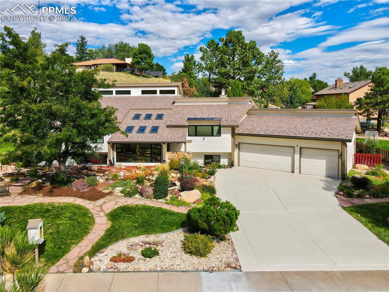 8 Broadmoor Hills DR, Colorado Springs, CO 80906