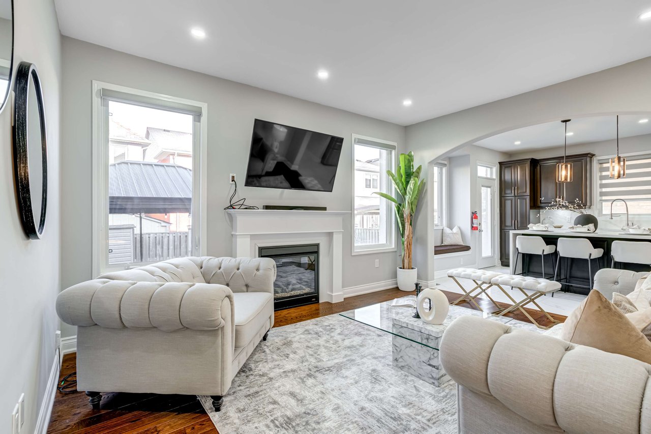 101 Fernglen Crescent