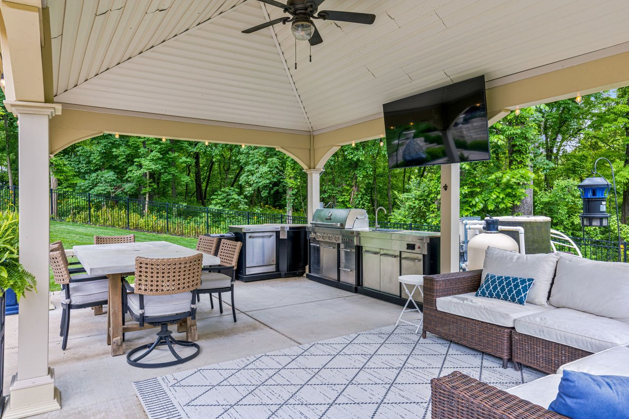 11 Lake Forest Court W