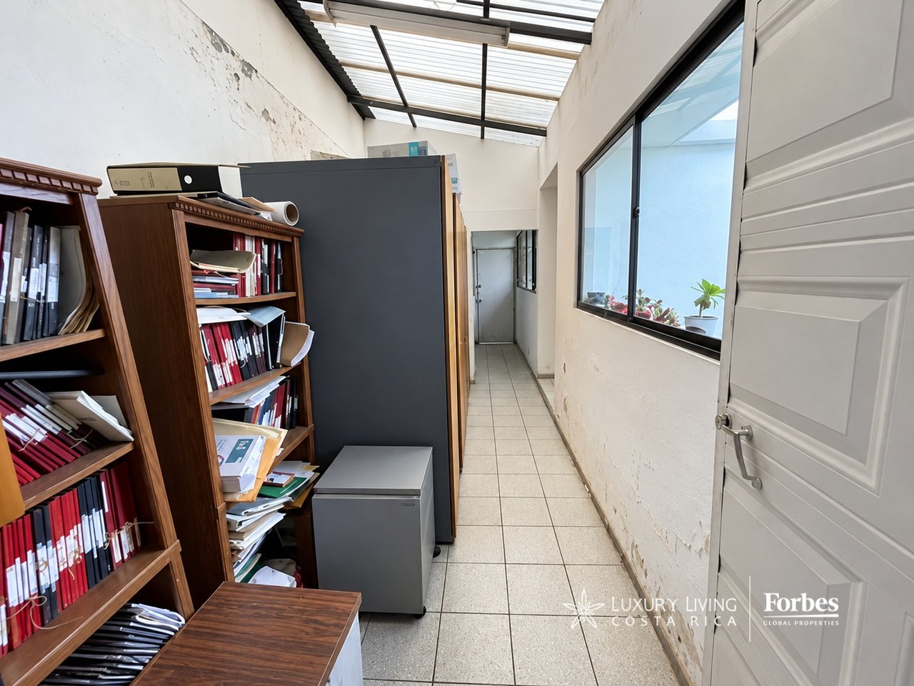 21574 - Sale of a building with an excellent location in Barrio Dent