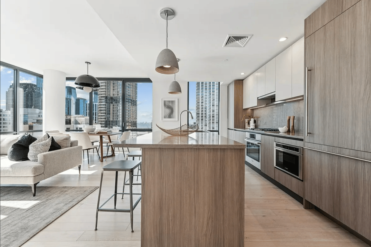 155 Bay Street, 3204