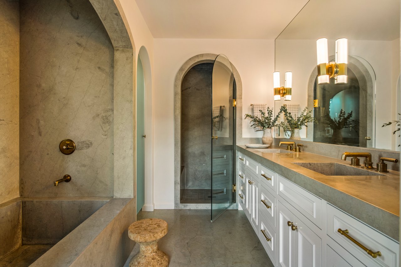 1982 N Normandie Ave