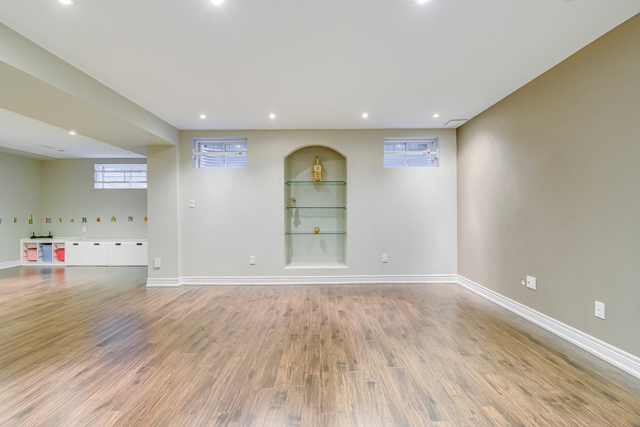 1152 Jezero Cres