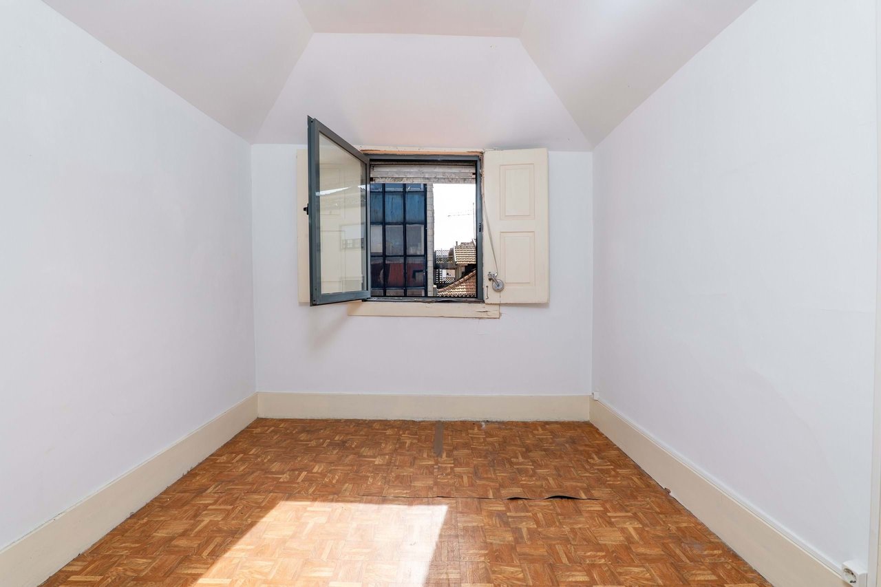 Historic Home for Restoration in Matosinhos, Porto – Prime Coastal Investment Opportunity