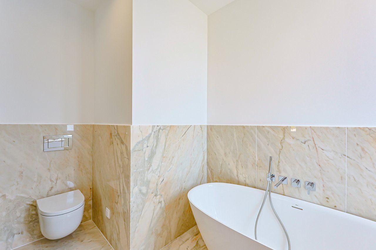 3 Bedroom Duplex with Sea View, Balcony & Private Lift in Monte Estoril