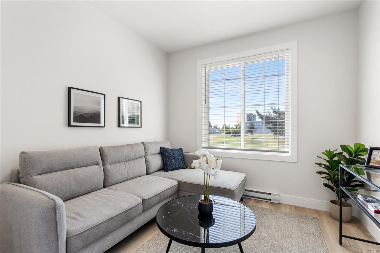 1-910 Old Esquimalt Rd
