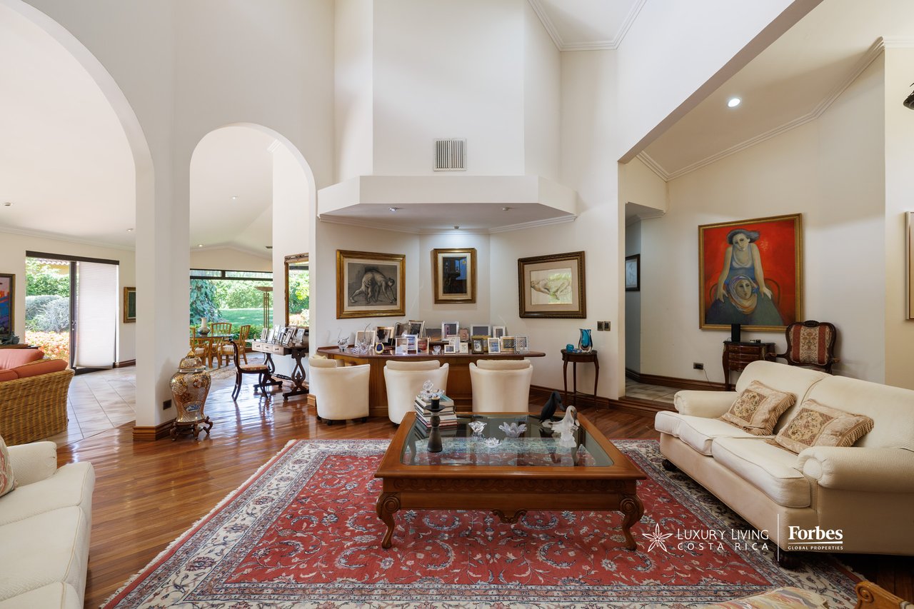 21575 - One level home with almost 3,000sqm of land in Bosques de Lindora
