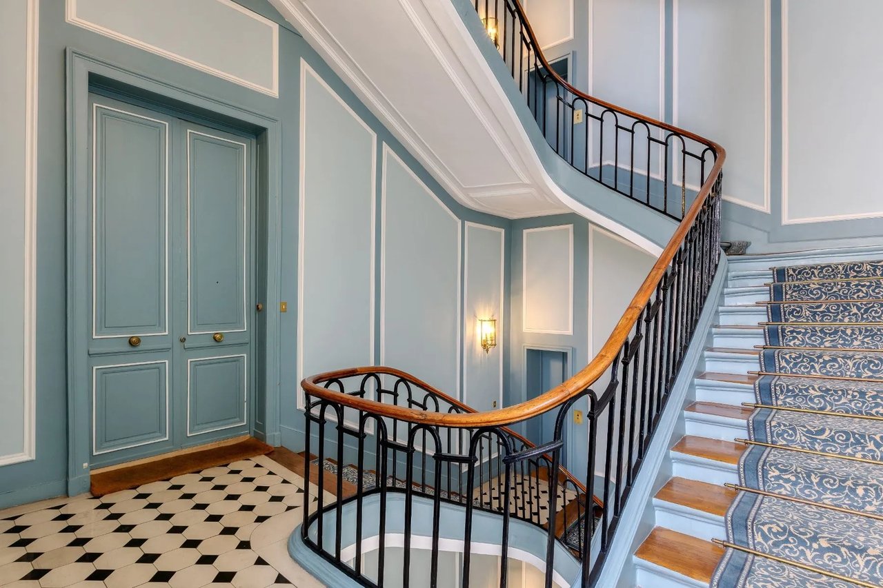 Paris VI - rue de TOURNON - Superb renovated apartment with exceptional volumes.