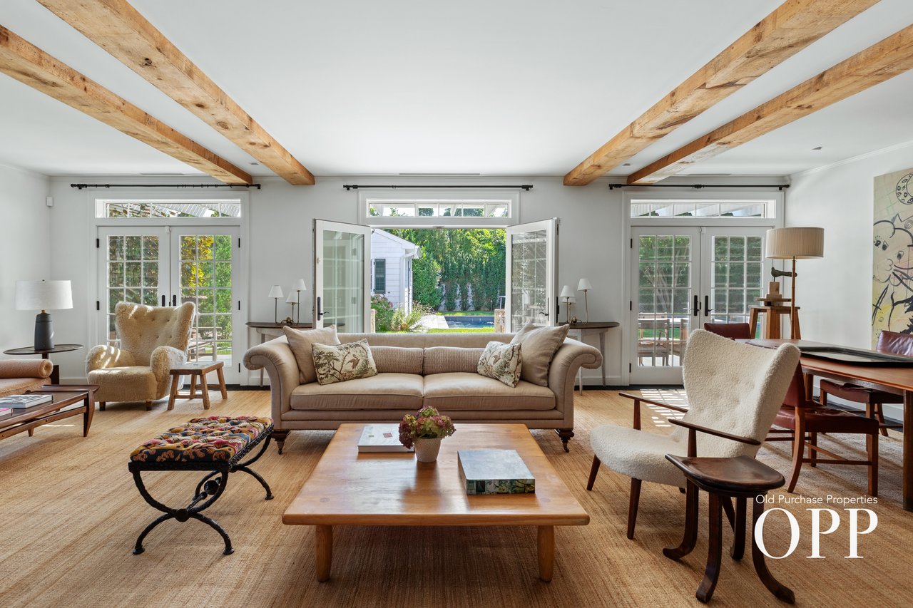 A REFINED BELLPORT RETREAT