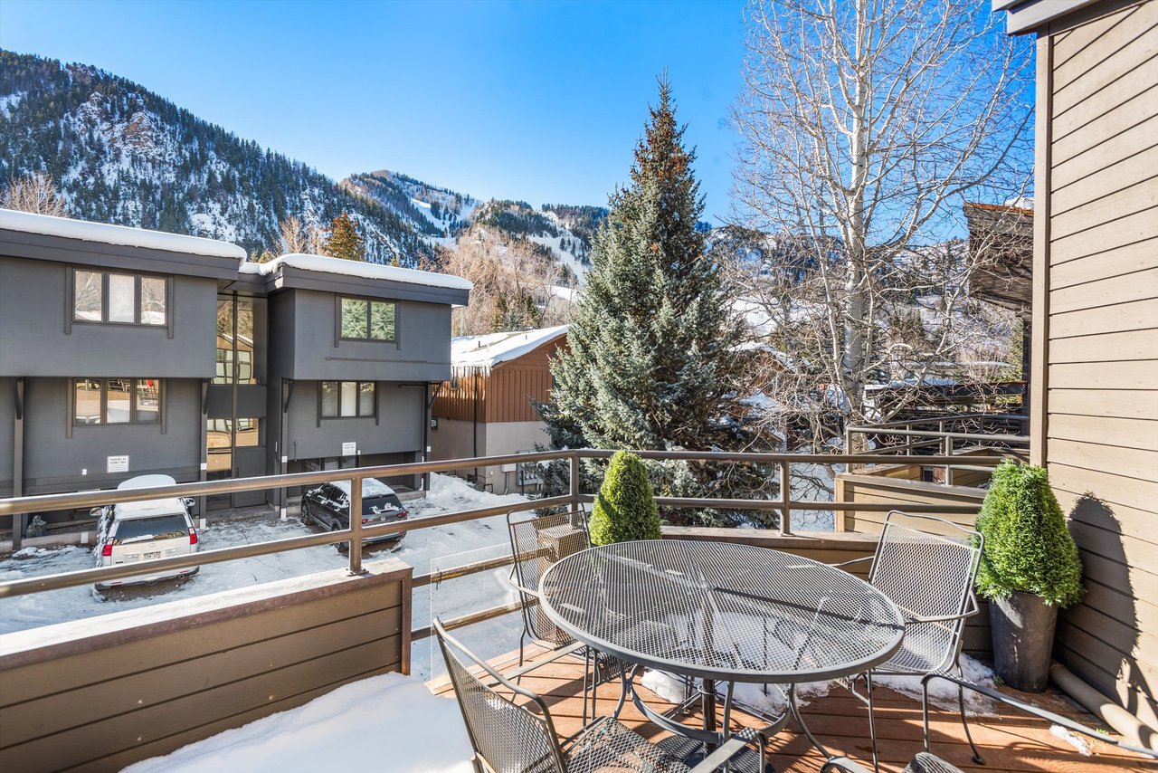Aspen Core Luxury: Walk to the Gondola from this Spacious Townhome