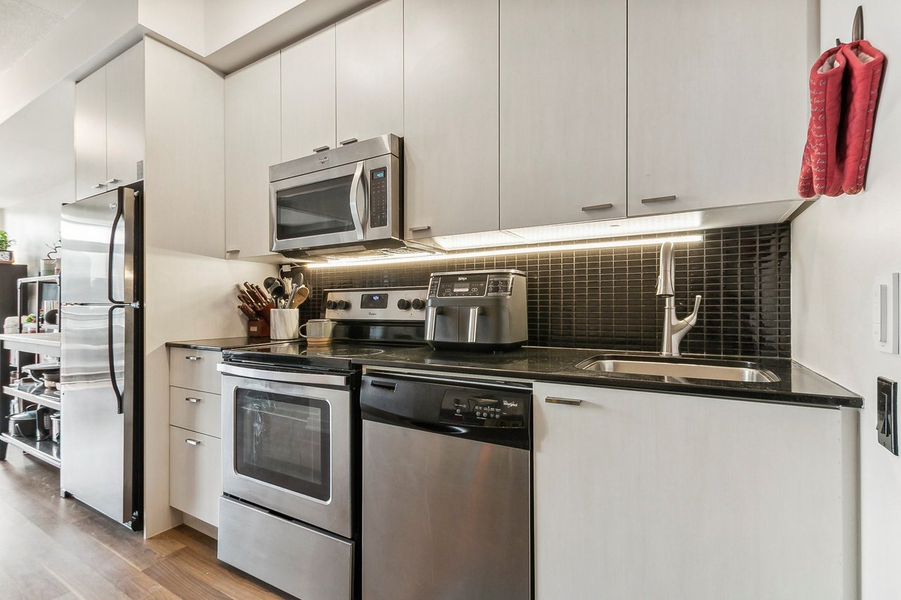 775 King St W Unit: 906
