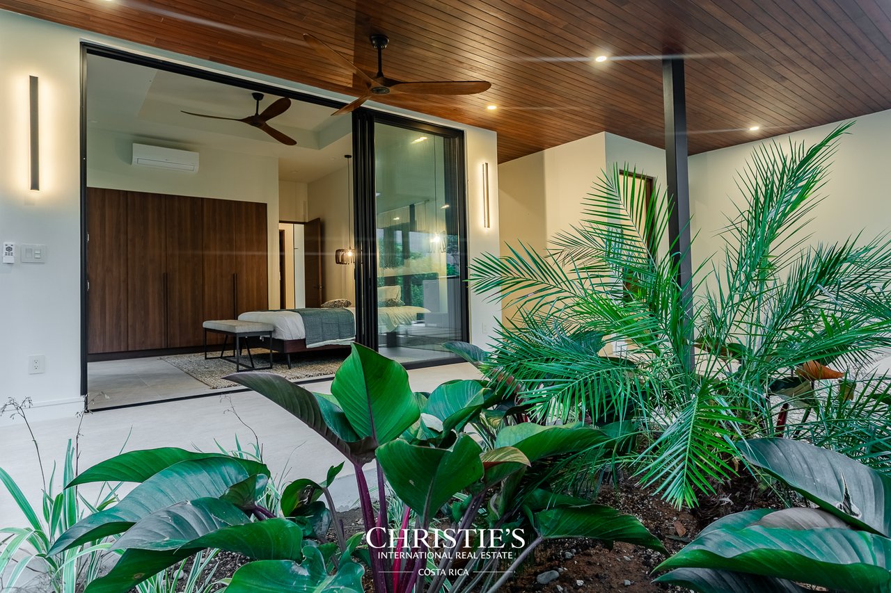New Modern Tropical Villa 
