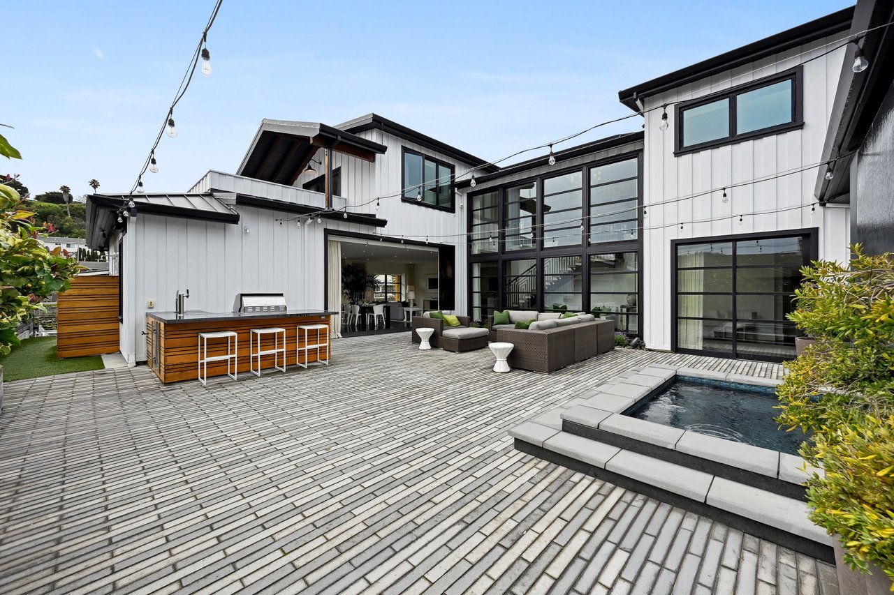 A Waterfront Masterpiece of Modern Luxury