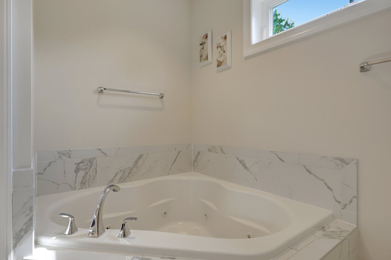 300 Jade Ct NW