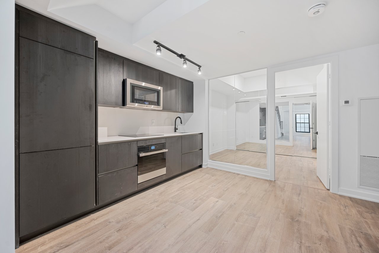 327 King Street W 307