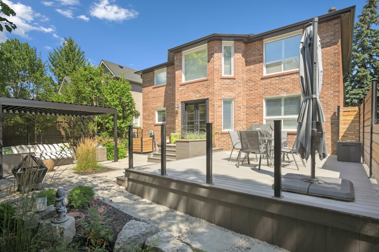 Impressive Home on Ravine Lot in Glen Abbey