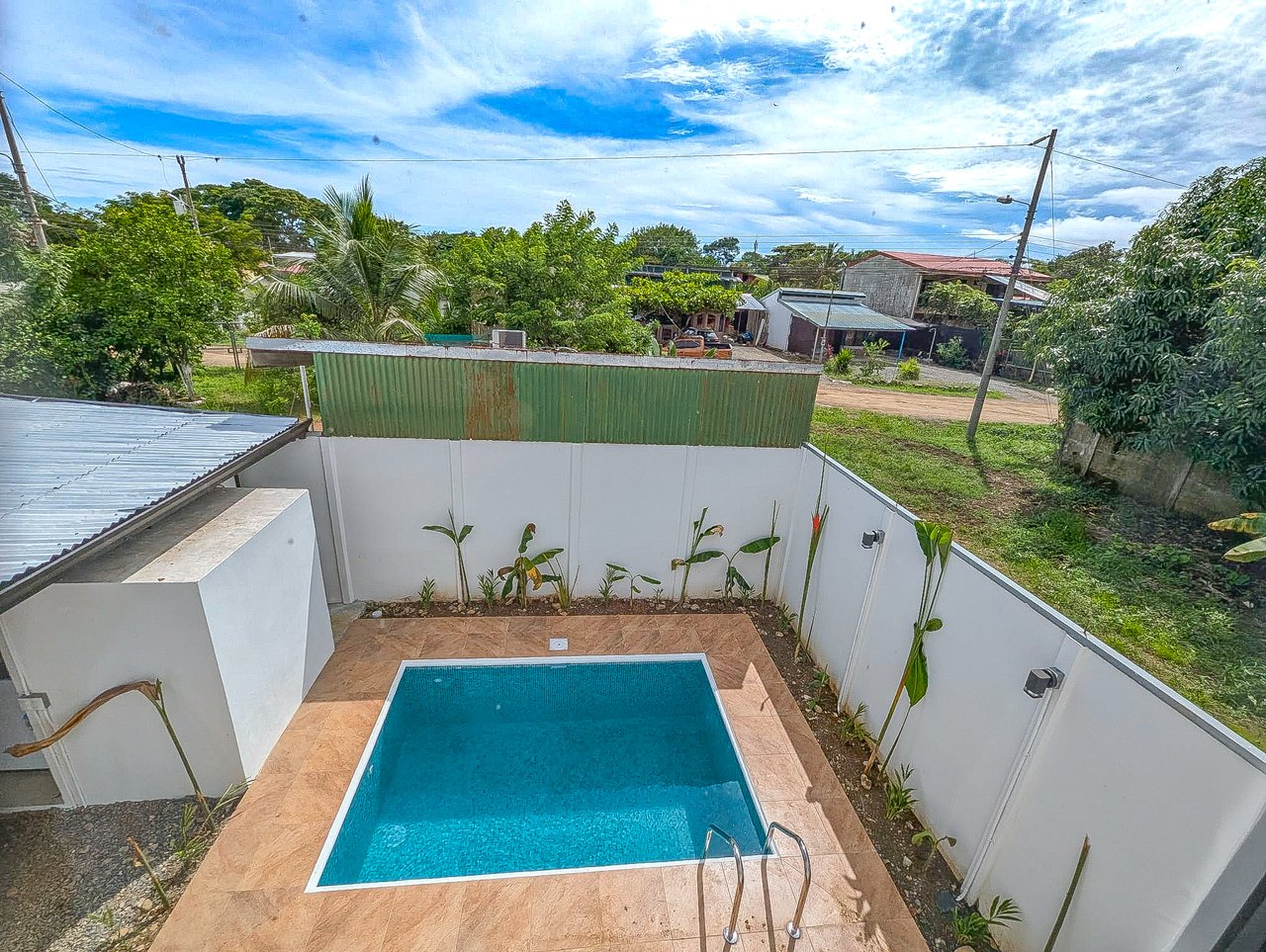 A House With An Upper Live-In Suite & Two Fully Serviced Downstairs Rental Apartments Less Than 1 km From The Entrance to Marino Ballena National Park