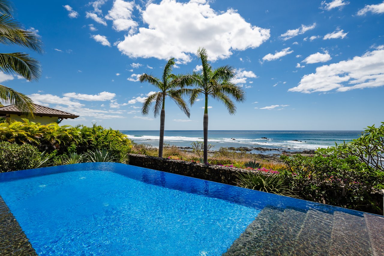 Villa Esperanza Beachfront | Near the Coast and Oceanfront House For Sale in Playa Negra