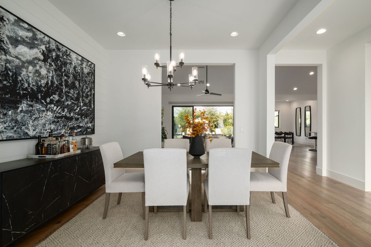 3226 E GLENROSA Avenue