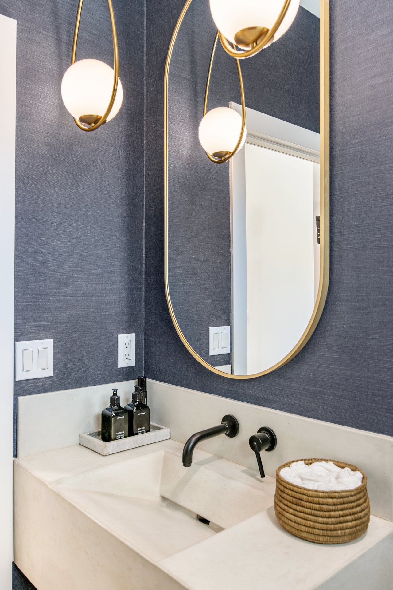 4119 E INDIANOLA Avenue