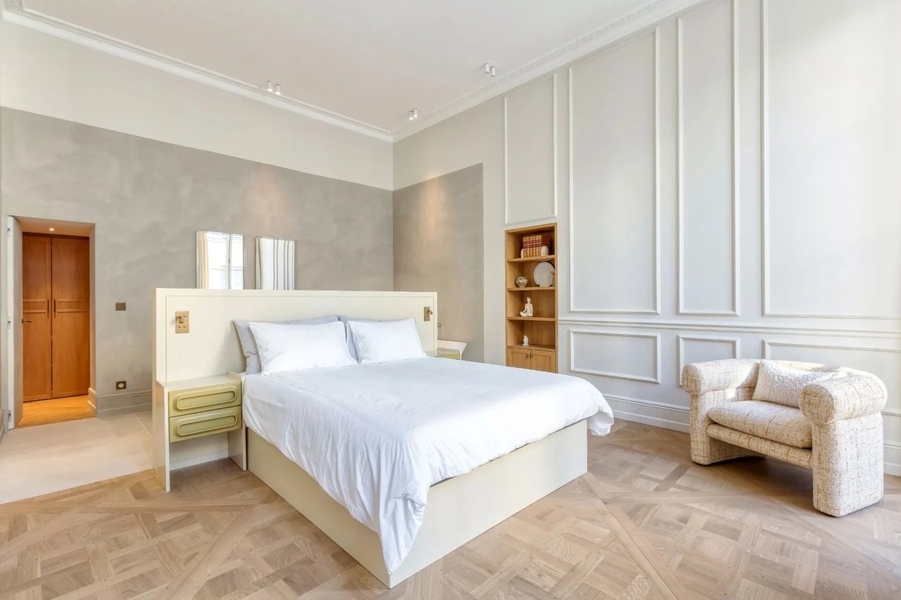 Paris VI - rue de TOURNON - Superb renovated apartment with exceptional volumes.