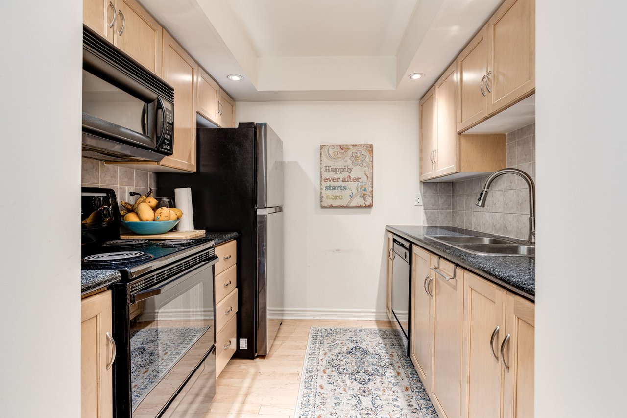 250 Wellington St W 535