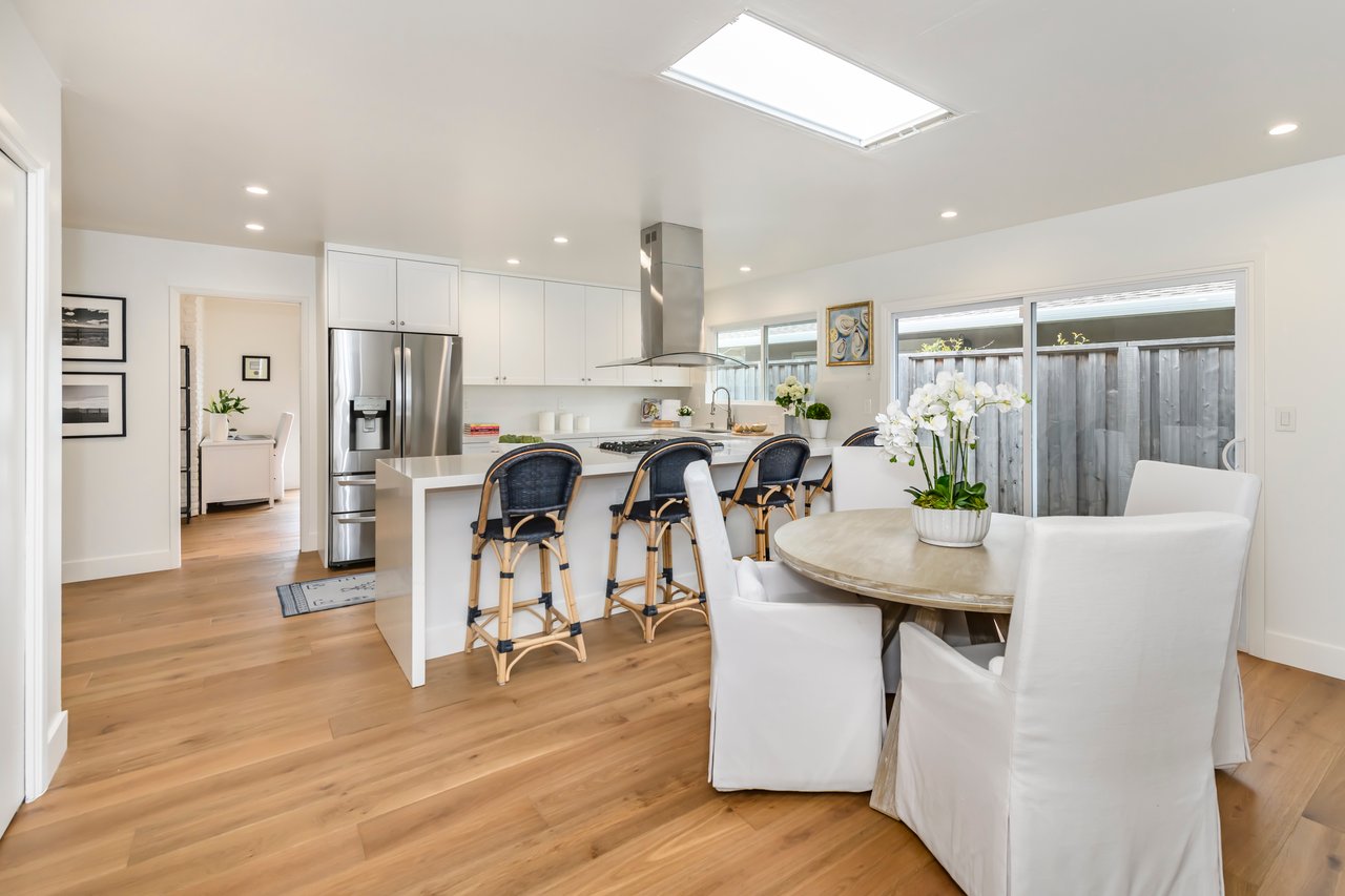 Refined Single-Level Waterfront Retreat