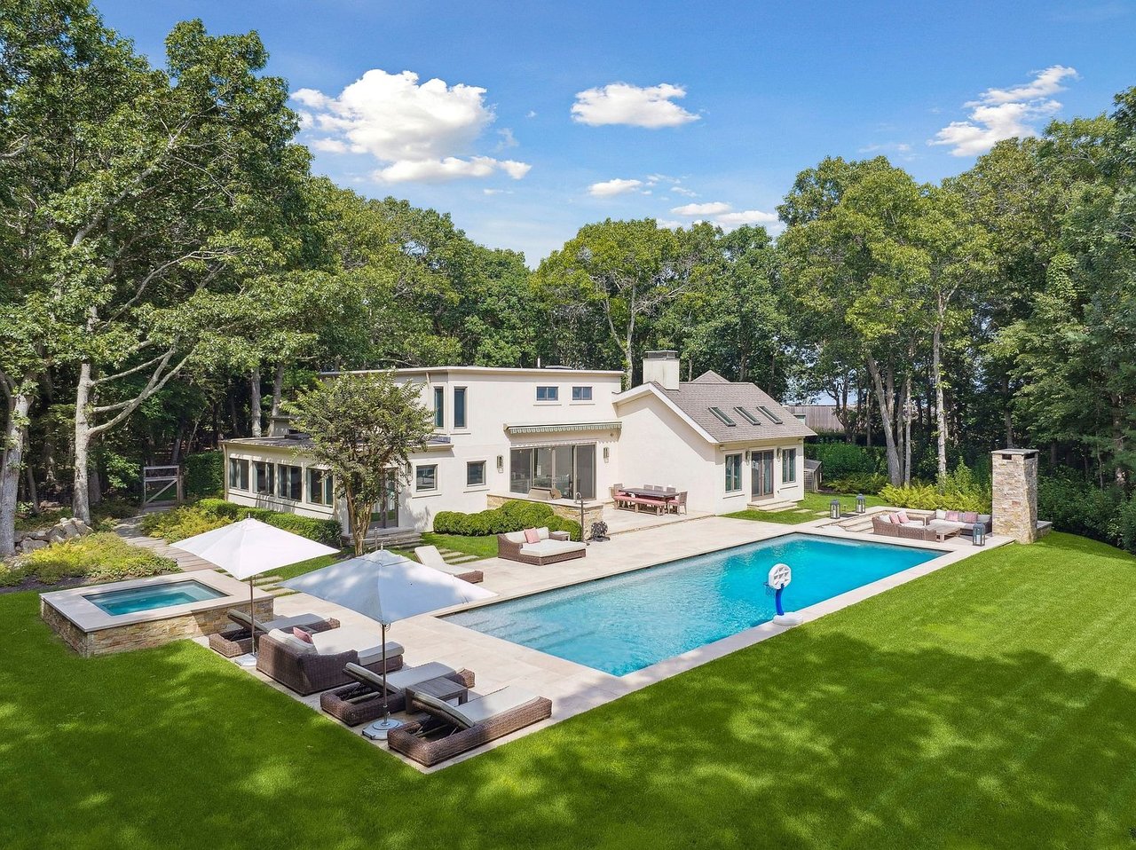 61 Hedges Banks Dr
