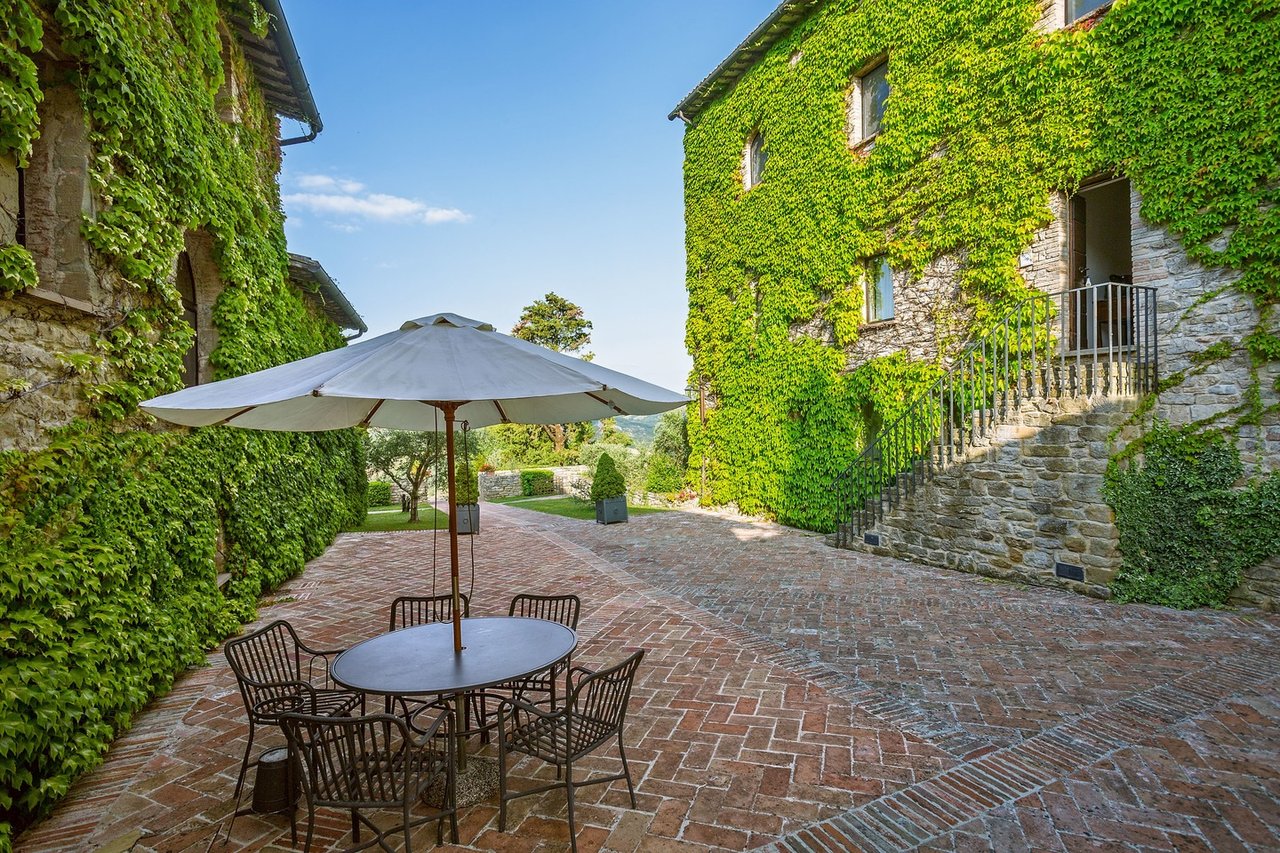 Wide Estate Composed of Houses and Amenities