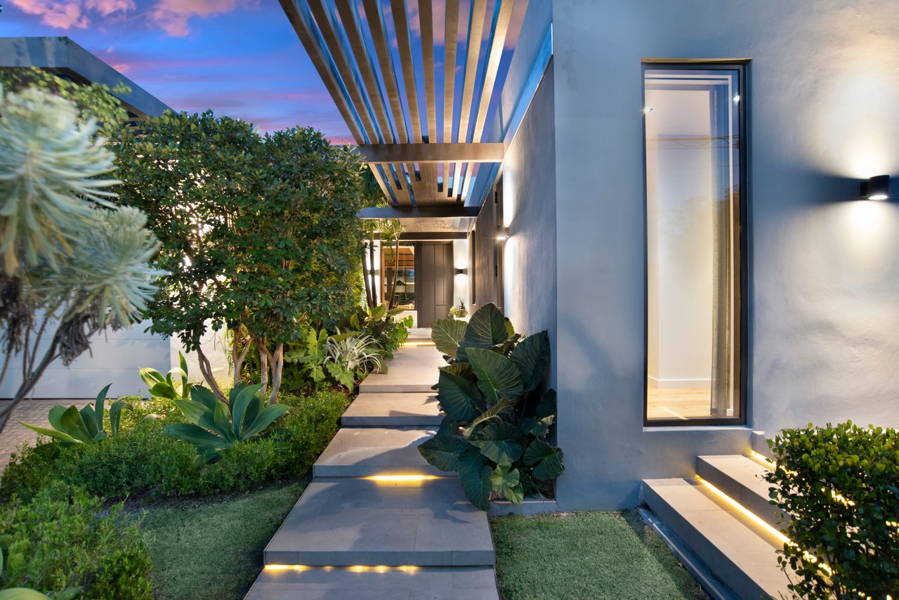 BISCAYNE POINT VILLA MOIRE