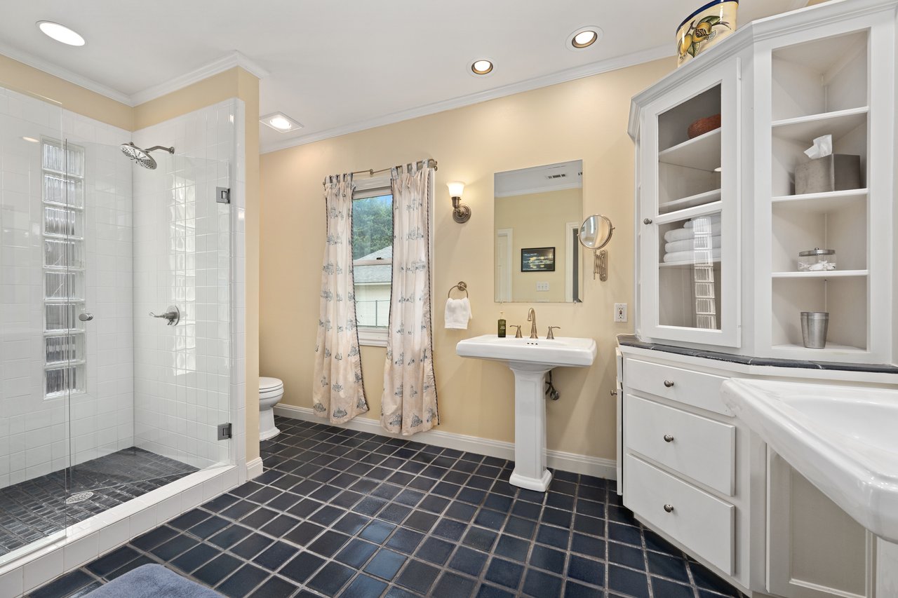 1311 Kent Lane