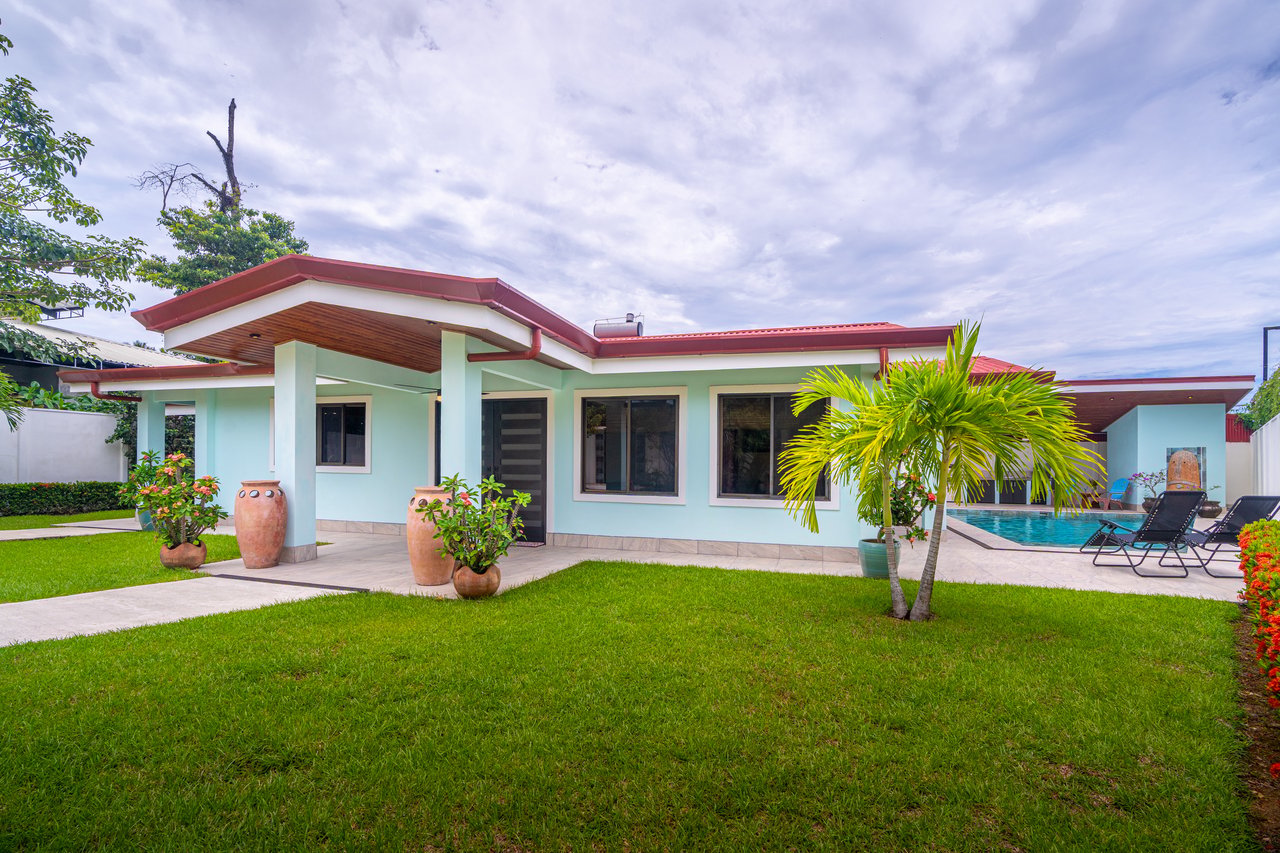 Villa Esmeralda - Big Pool. Big Lot. Big Lifestyle. Central Uvita, Walk to Everything!